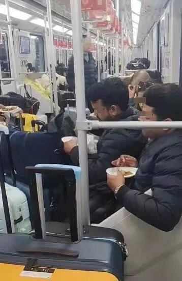 极目锐评∣满车厢咖喱味!多名外籍乘客在车厢内吃馅饼,规则面前哪有特殊?
