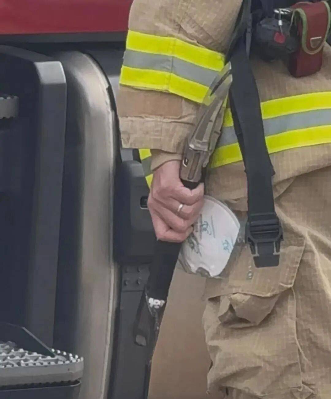 已致94人遇难，李家超：望内地协助！廉政公署：或涉贪污！这一幕令人破防