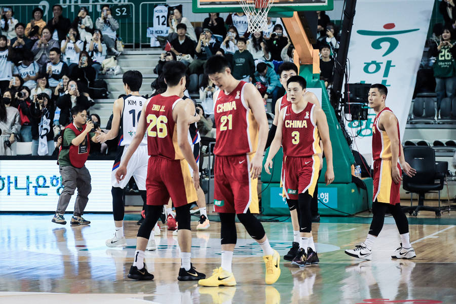 打出“历史级别的惨案”，世界杯预赛前景不容乐观，中国男篮究竟怎么了？