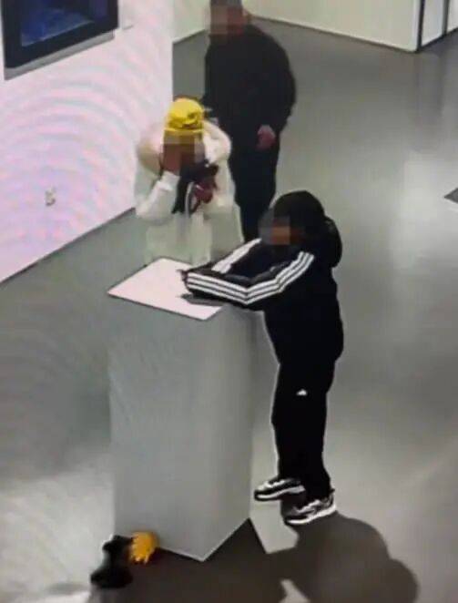 4斤黄金凤冠被男童损毁，美术馆回应