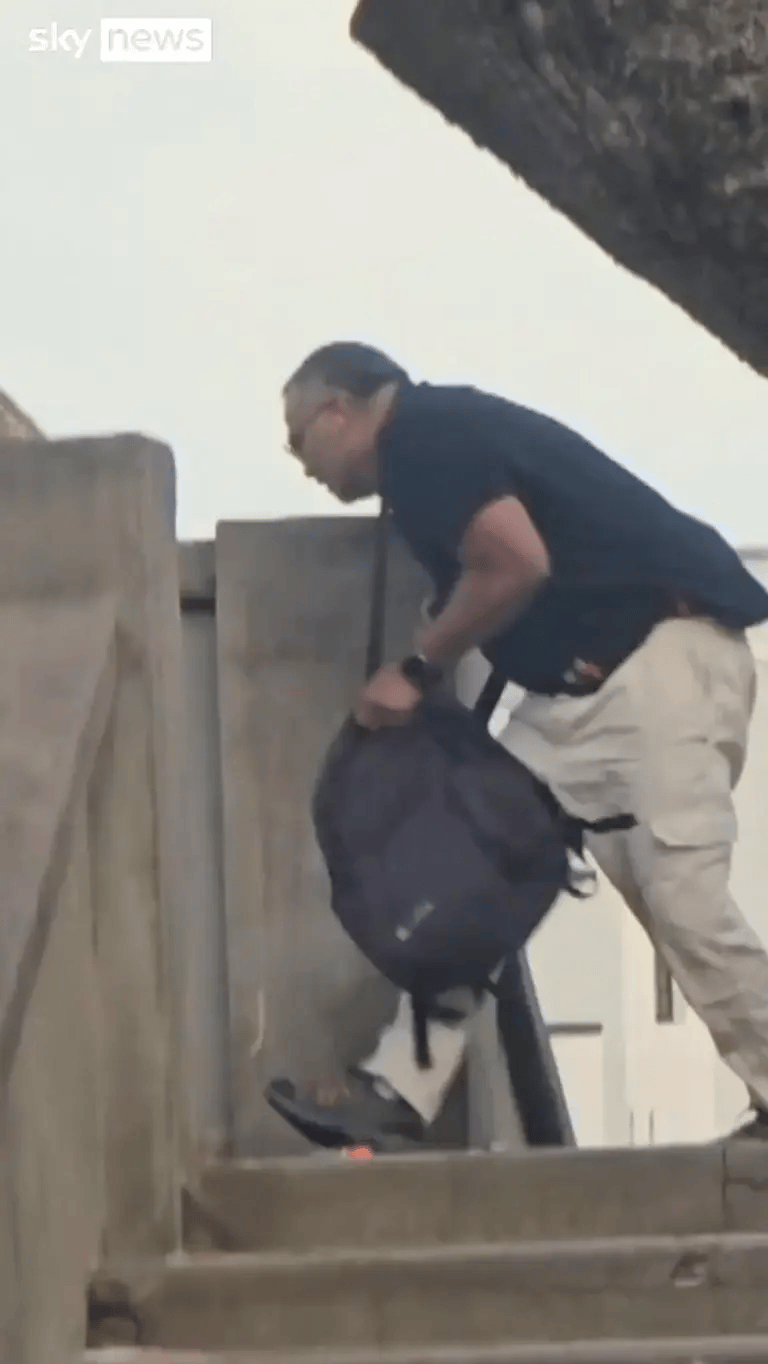 悉尼枪手被制服,愤怒民众猛踩头部,调查显示枪手合法持有六支枪