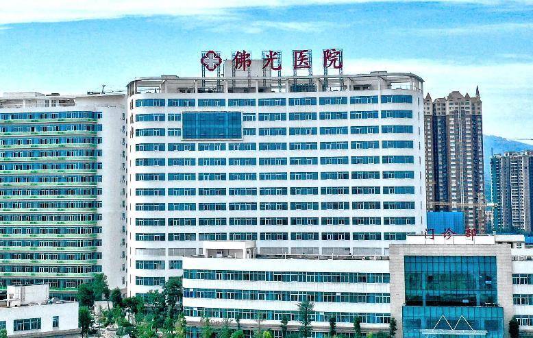 峨眉山市一女婴剖腹产出生当天夭折，父亲质疑抢救方向错误，医院：建议走法律途径