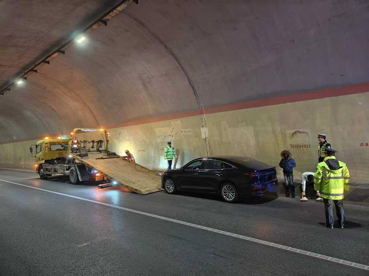 兰海高速一小车定速巡航故障刹车失灵，时速115狂奔490公里直至燃油耗尽，交警开道、路政压阵成功化险