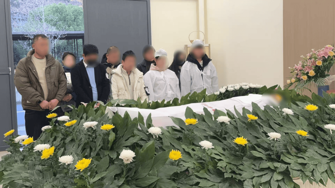 泪目!丈夫车祸离世,妻子含泪做出这个决定