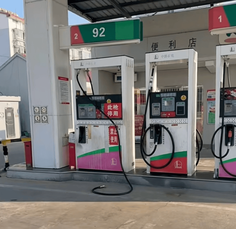 司机加完油未拔油枪驾车离开，油枪被拉断，加油站：断裂油枪已修复，未要求赔偿