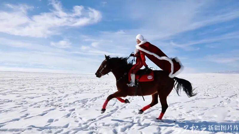 贺娇龙已安葬于昭苏公墓,其父亲亦葬于此地