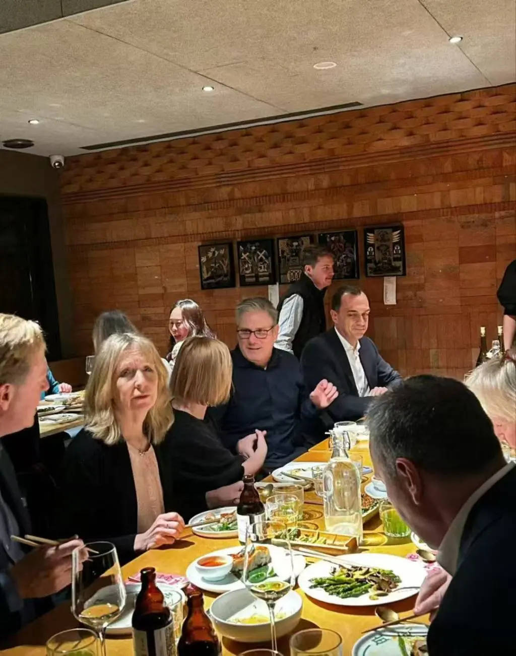 英国首相斯塔默抵达上海，在参观豫园时体验了沪上名点蝴蝶酥