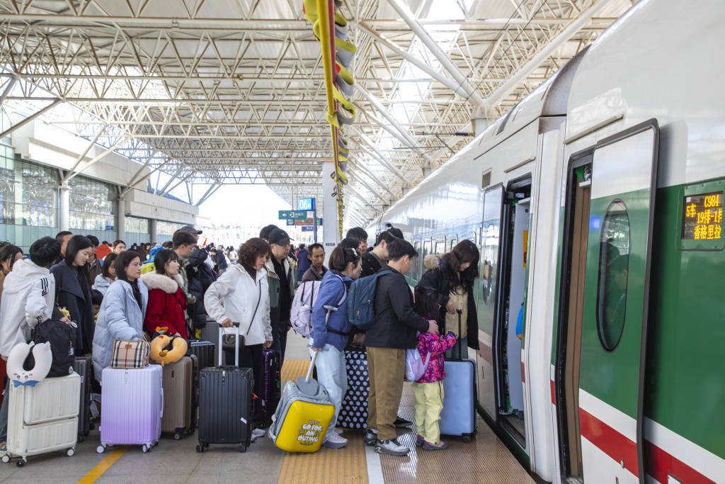 云南铁路春节假期发送旅客超350万人次,大年初七最高达53.9万人次