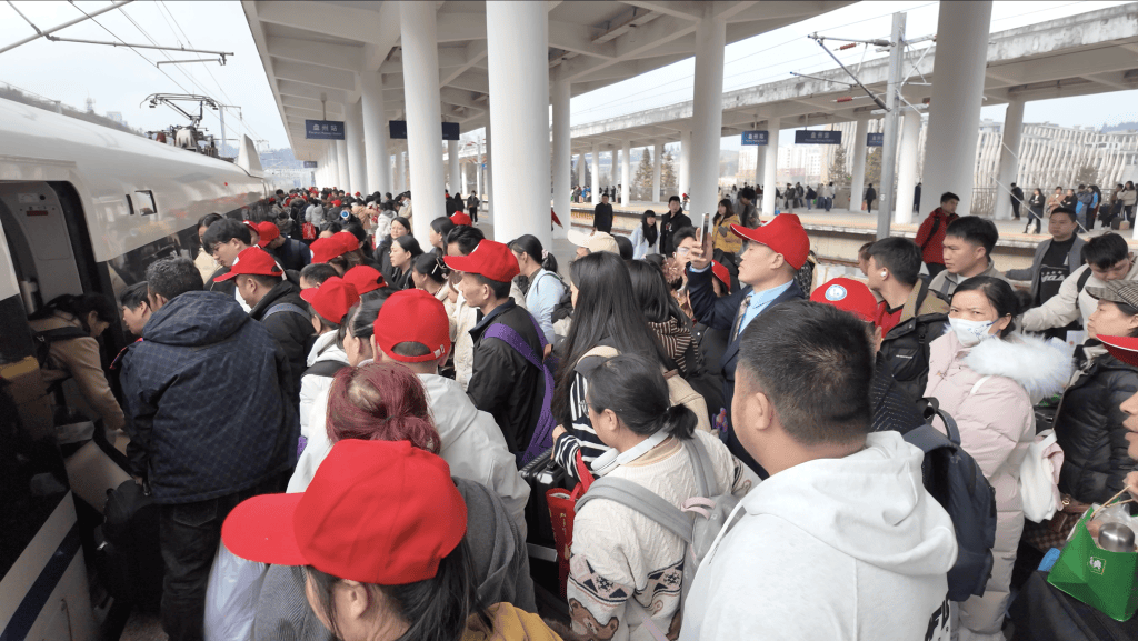 云南铁路春节假期发送旅客超350万人次,大年初七最高达53.9万人次