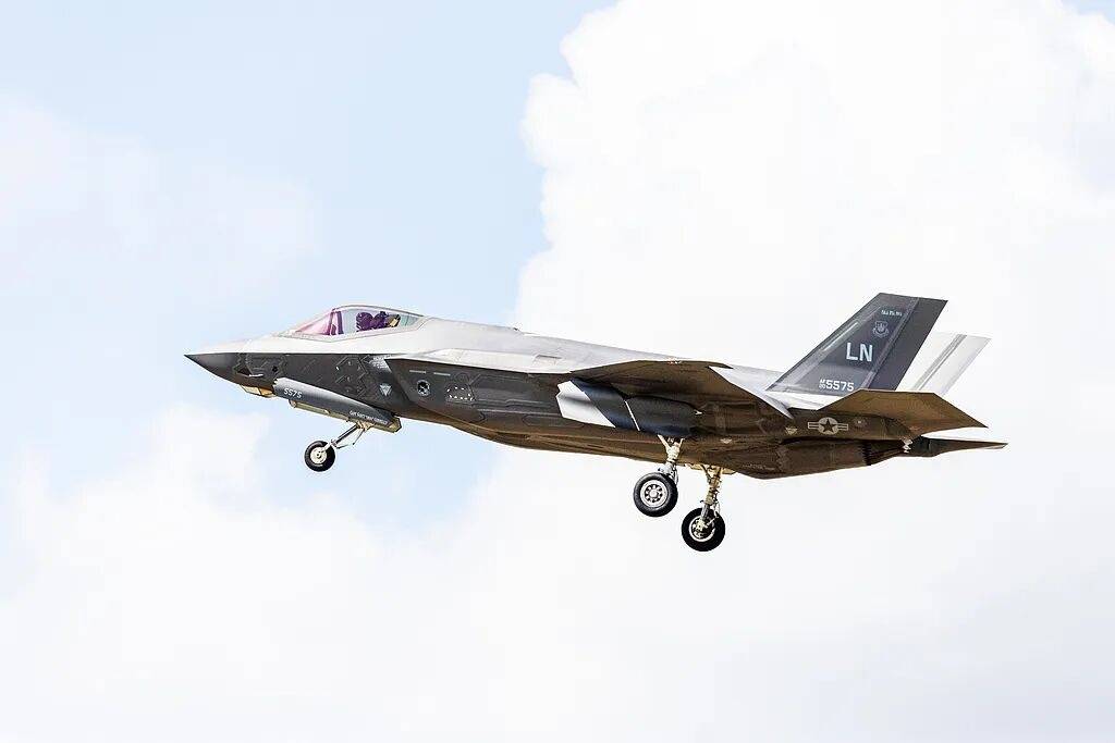 美军最大航母“福特”号停靠希腊，650个厕所坏了近9成，舰员上厕所排队要四五十分钟